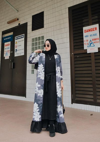 Pose Model Hijab Kekinian