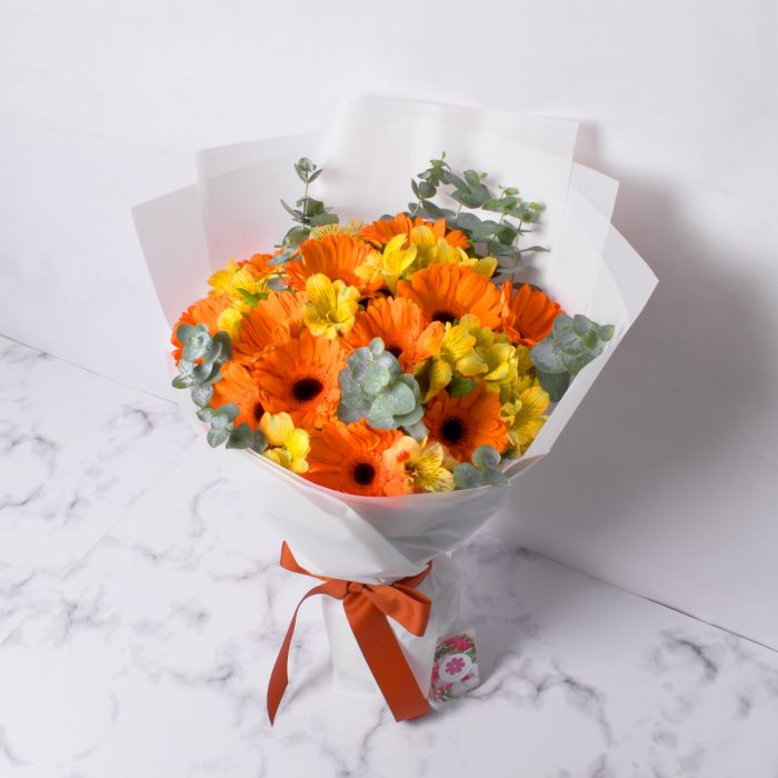 Masih dengan buket bunga wisuda flanel berukuran besar dengan kuning serta orange.