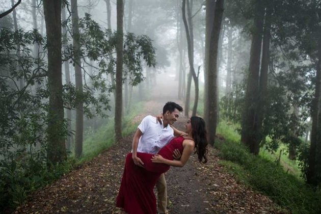  Gaya Foto Prewedding Di Alam  Romantis Sederhana Tapi 